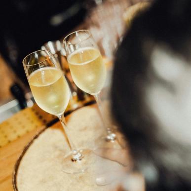 To champagneglas på bord