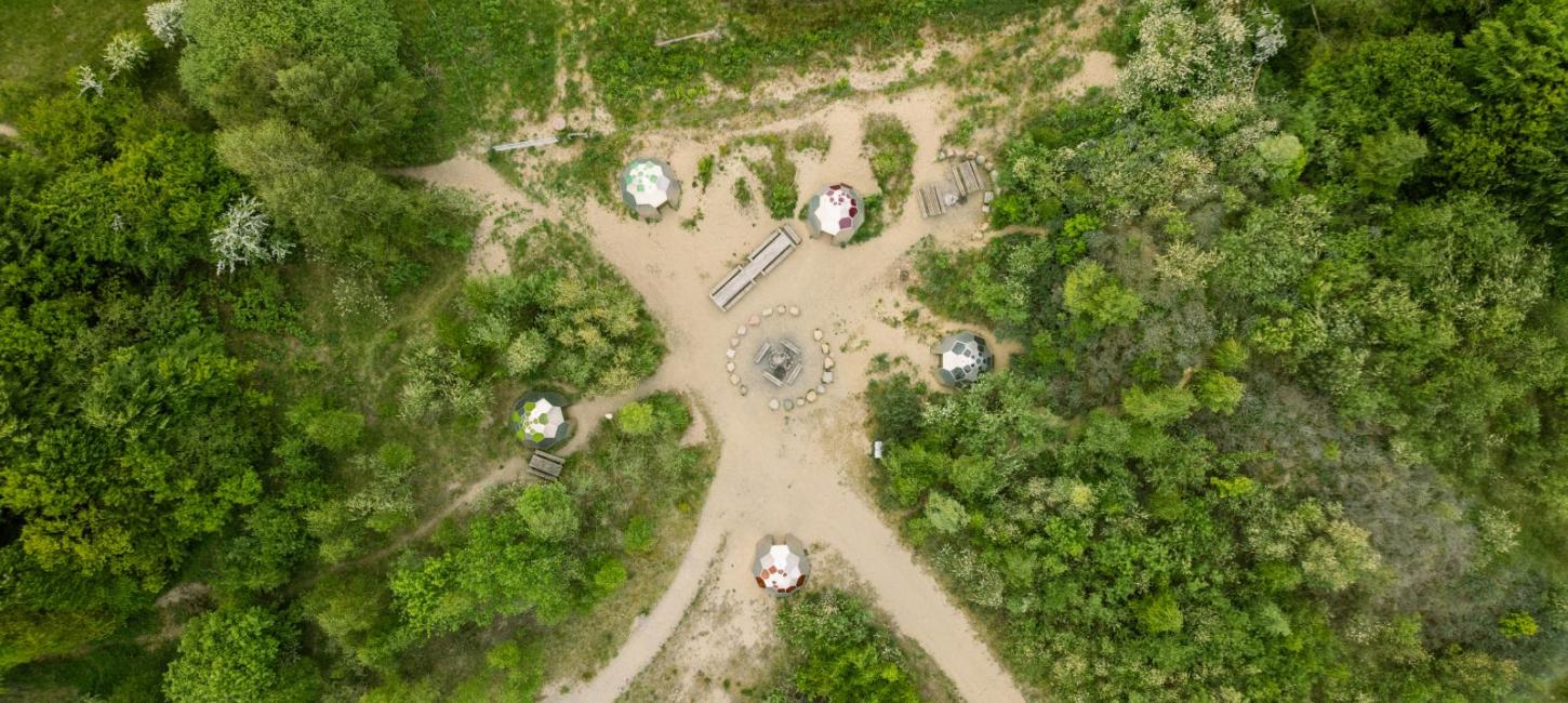 Tarup Davinde kunstshelters lodret over drone