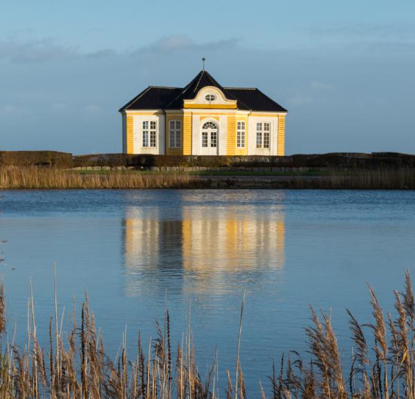 Valdemars slot reflektion i vand