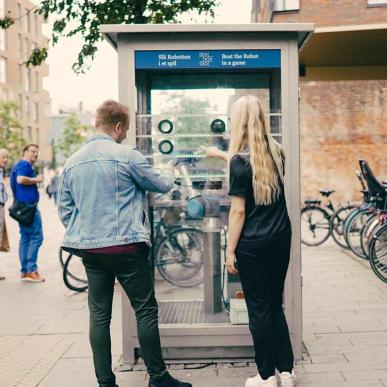 Kryds og bolle robot i gågaden