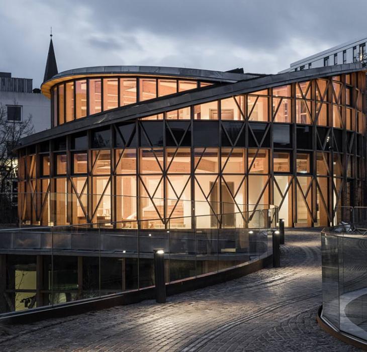 H.C. Andersens Hus med tændt lys